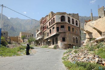 Une femme marche à Taëz, une ville ravagée par le conflit au Yémen.