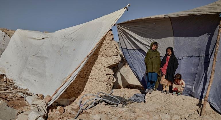 أطفال يأوون فيما تبقى من منزل العائلة في منطقة بولان في هلمند، بأفغانستان.