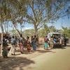 Des femmes font la queue pour recevoir leur vaccin contre la COVID-19 au Malawi.