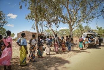मलावी में कोविड-19 वैक्सीन का टीका लगवाने के लिये अपनी बारी की प्रतीक्षा करते हुए महिलाएँ.