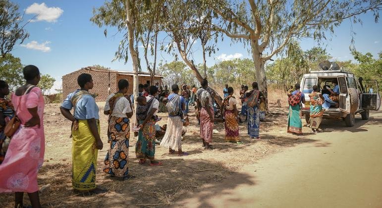 Des femmes font la queue pour recevoir leur vaccin contre la COVID-19 au Malawi.