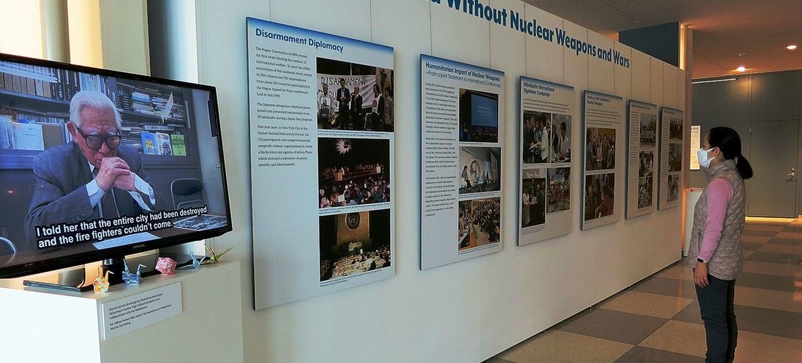 Návštevník v sídle OSN v New Yorku si prezerá výstavu o odzbrojení 