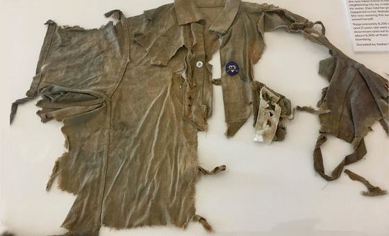 پیراهنی که در بمباران اتمی تکه تکه شده بود، مصنوع در نمایشگاه خلع سلاح بود.  