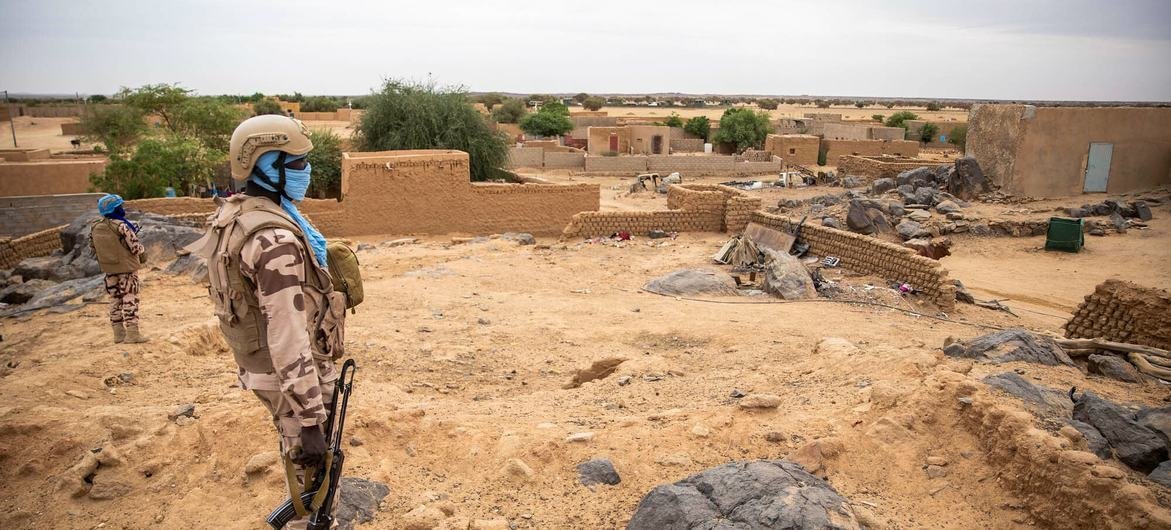 Des Casques bleus de la MINUSMA en patrouille à Aguelhok, au Mali.