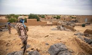 جنود حفظ سلام تابعين لبعثة الأمم المتحدة المتكاملة متعددة الأبعاد لتحقيق الاستقرار في مالي في دورية في أغيلوك، مالي.