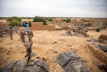 Des Casques bleus de la MINUSMA en patrouille à Aguelhok, au Mali.