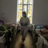 Des patients sont traités pour la Covid-19 dans un hôpital de Kramatorsk, en Ukraine.