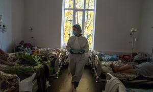 يتلقى مرضى المصابون بكوفيد-19 العلاج في أحد مستشفيات أوكرانيا.