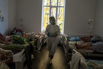 يتلقى مرضى المصابون بكوفيد-19 العلاج في أحد مستشفيات أوكرانيا.