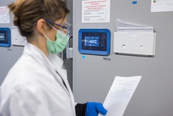 由默沙东集团生产的埃博拉疫苗存放在位于瑞士巴塞尔的超低温冷柜中。