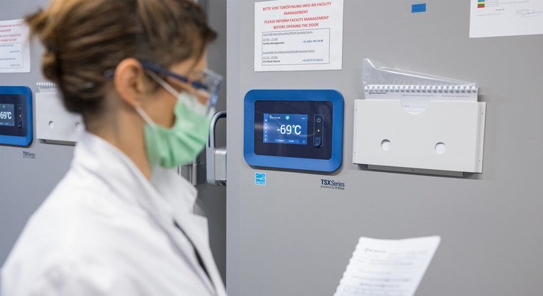 يتم تخزين لقاحات الإيبولا بدرجات حرارة شديدة الانخفاض في بازل بسويسرا.
