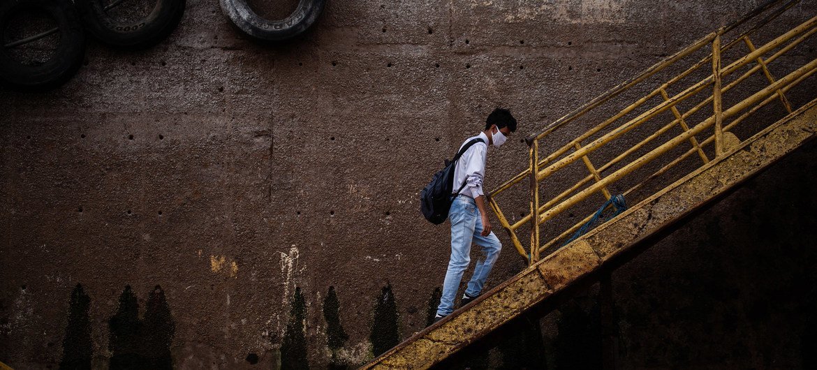 Un hombre utiliza una mascarilla para protegerse del COVID-19 en el puerto de Manaus, en el Amazonas de Brasil.