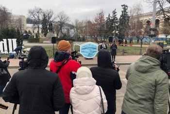 В рамках кампании борьбы с СOVID-19 в Киеве и Харькове при поддержке МОМ была установлена инсталляция огромной маски 