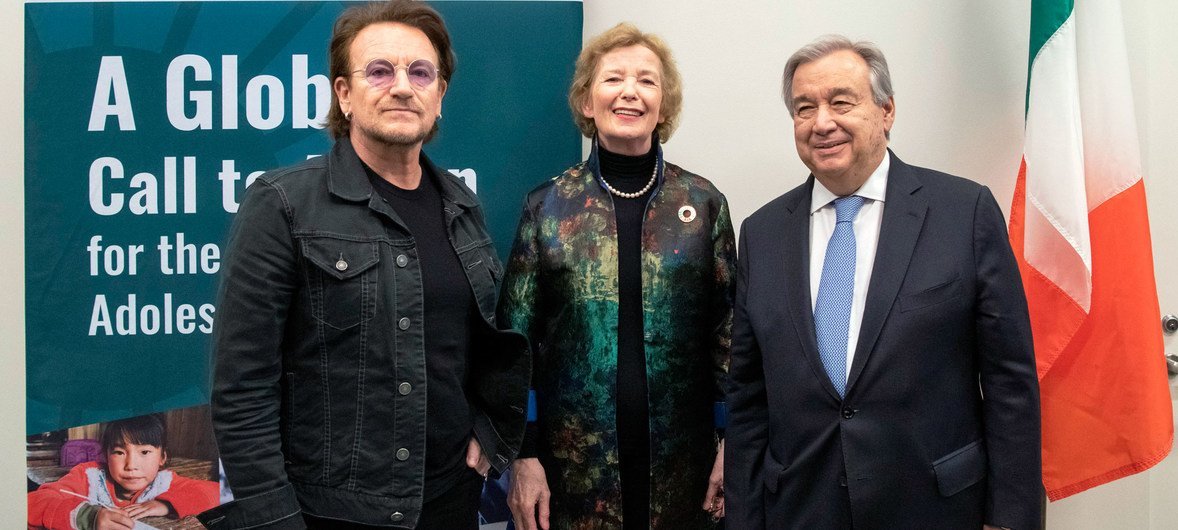 在联合国重点关注女童教育的高级别活动之前，秘书长安东尼奥·古特雷斯(右)会见了"一个运动"的共同创始人、著名摇滚歌星、U2乐队歌手波诺(左)和长老理事会主席玛丽·罗宾逊。