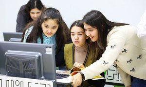 उज़बेकिस्तान में युवा महिलाएँ, स्थानीय लोगों के जीवन में सुधार लाने के लिये तकनीक का सहारा ले रही हैं.