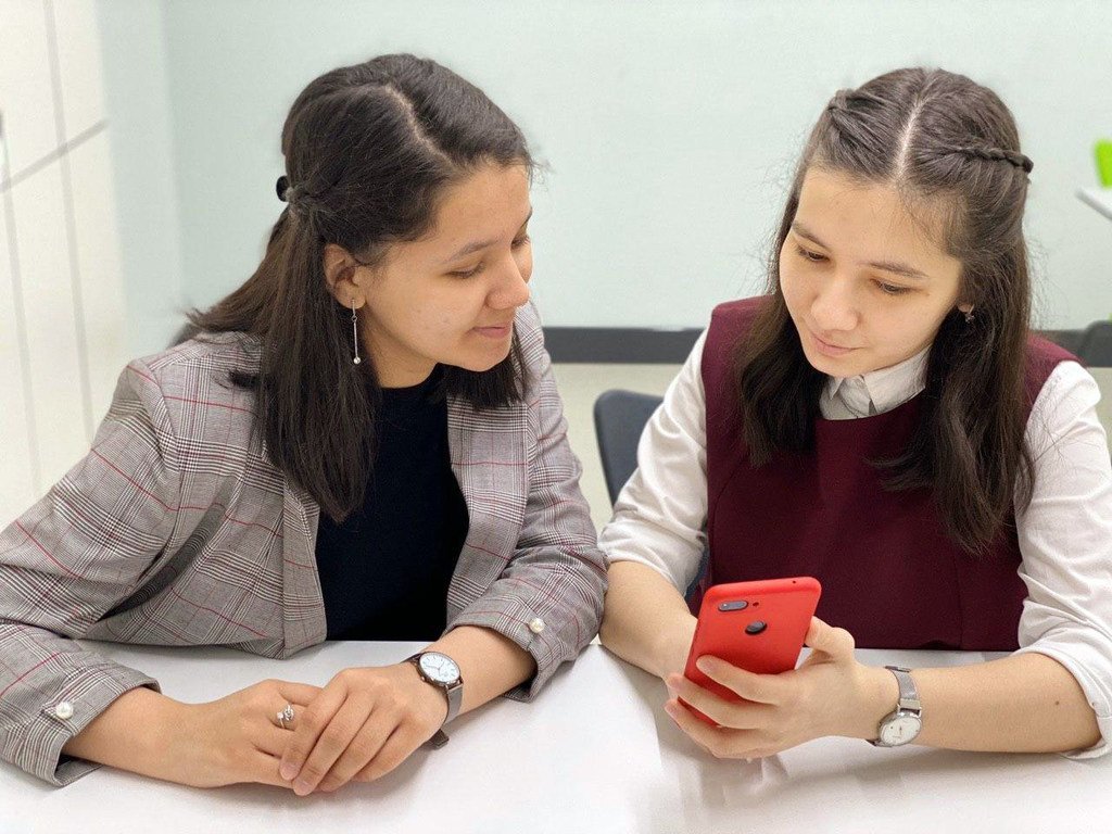En 2018, estas hermanas adolescentes, Nastarin (izquierda) y Sevinch, desarrollaron una app para ayudar a los padres a detectar el síndrome de Down en sus hijos.