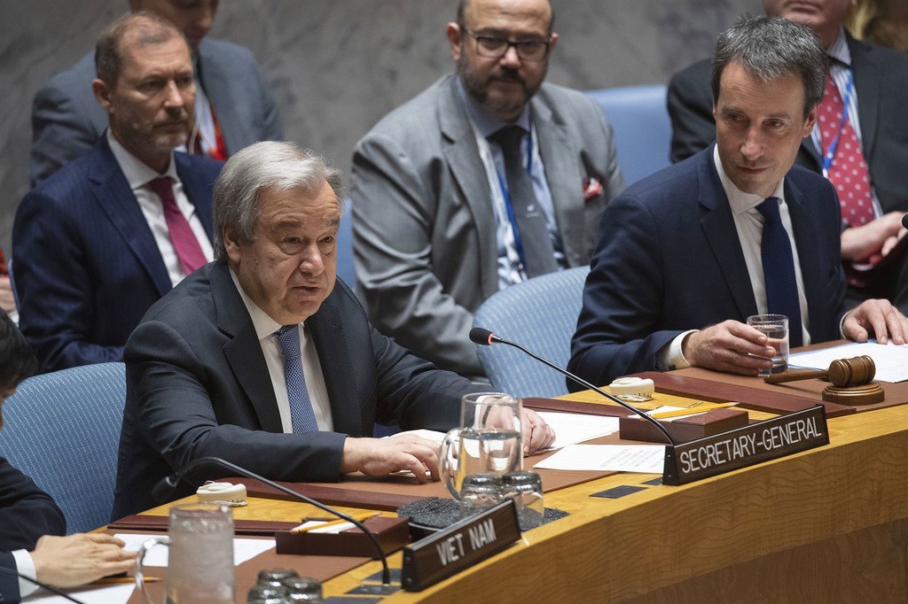 Le Secrétaire général des Nations Unies, António Guterres (à gauche) intervient au Conseil de sécurité présidé par Philippe Goffin (à droite), ministre des affaires étrangères et de la défense de la Belgique