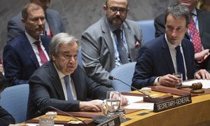 联合国秘书长安东尼奥·古特雷斯(左)在安理会会议上就中东局势，包括巴勒斯坦问题发言。
