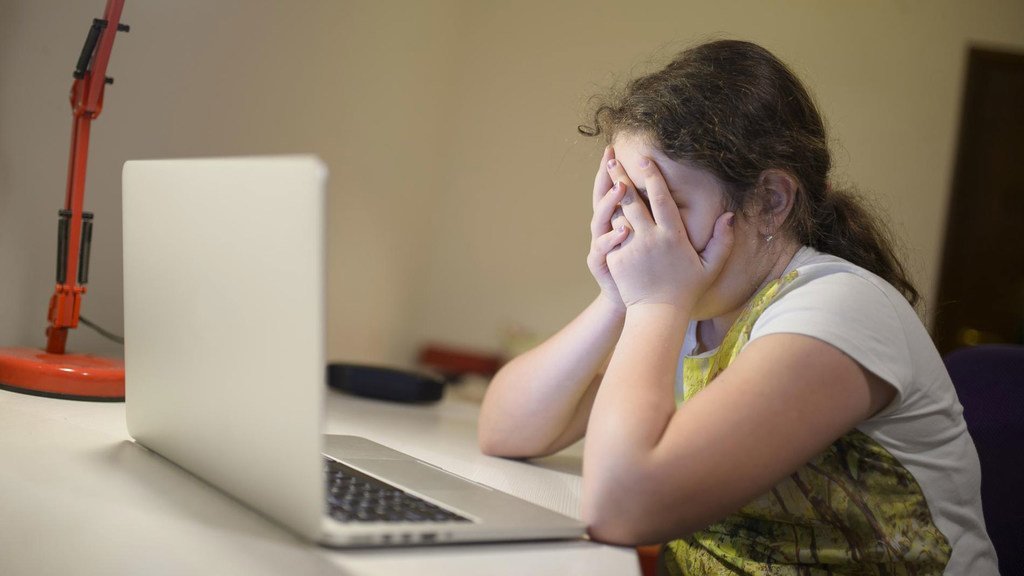 在黑山的波德戈里察( Podgorica)，一位女孩坐在手提电脑前。 
