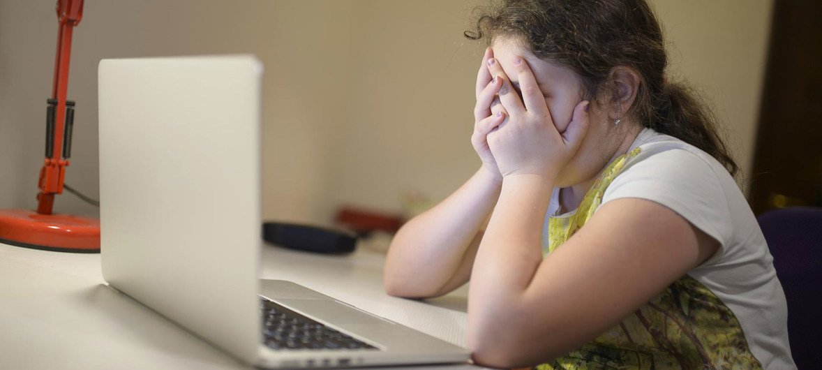 Родители должны рассказывать детям об опасностях, которые таит в себе интернет. Для этого важны доверительные отношения в семье