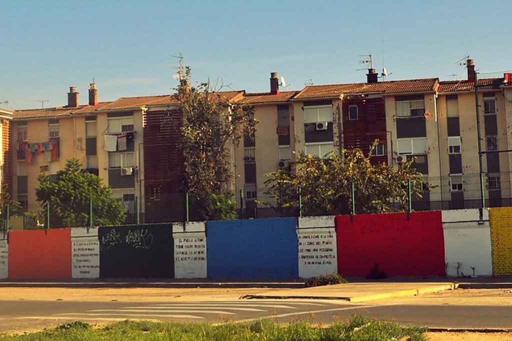 Una vista de la calle donde está el Colegio Andalucía en el Polígono Sur de Sevilla.