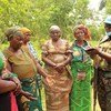 Des soldats de la paix tanzaniens des Nations Unies parlent avec des membres des communautés dans la province du Nord-Kivu en RDC.
