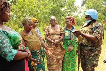 Des soldats de la paix tanzaniens des Nations Unies parlent avec des membres des communautés dans la province du Nord-Kivu en RDC.