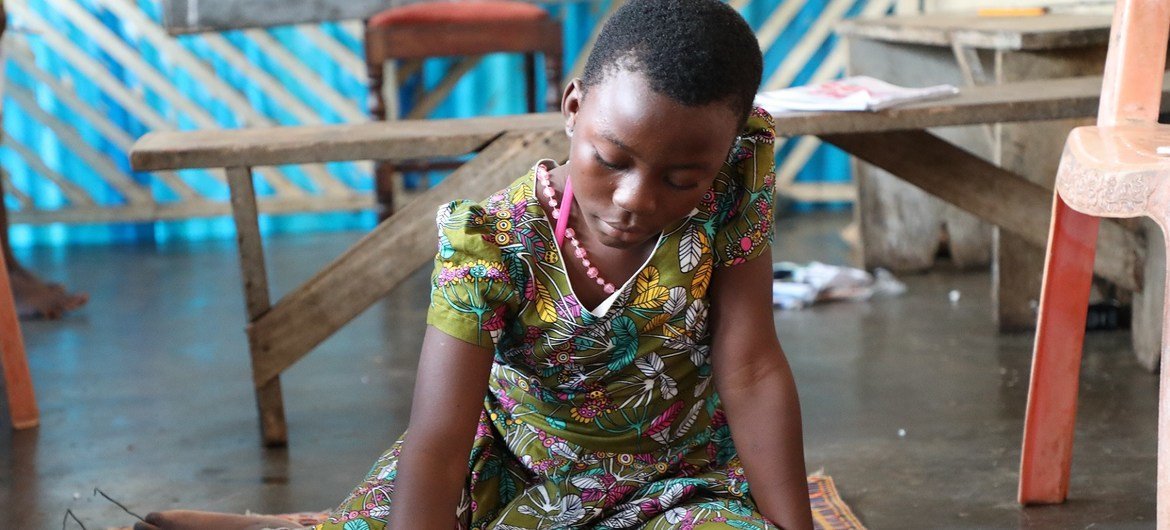تانيا، 11 عاما، التي انفصلت عن والديها بسبب العنف في الكاميرون، لم تتمكن من الالتحاق بالمدرسة منذ 3 سنوات. تساعدها اليونيسف على مواصلة تعليمها عبر برنامج تعليمي مبتكر.