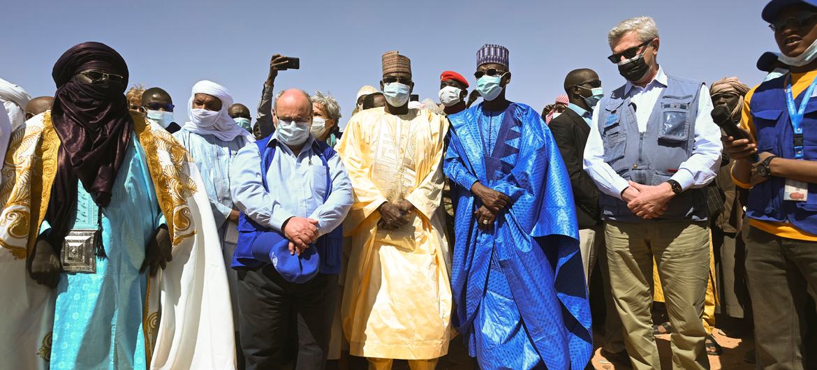 Les chefs du HCR, Filippo Grandi (2e à droite), et de l'OIM, António Vitorino (2e à gauche), visitent un centre du HCR à Agadez, au Niger.