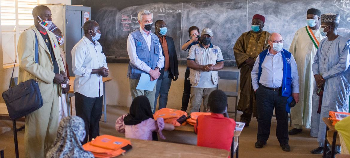 Les chefs du HCR, Filippo Grandi (3e à gauche), et de l'OIM, António Vitorino (3e à droite), visitent une école de réfugiés maliens à Ouallam, au Niger.