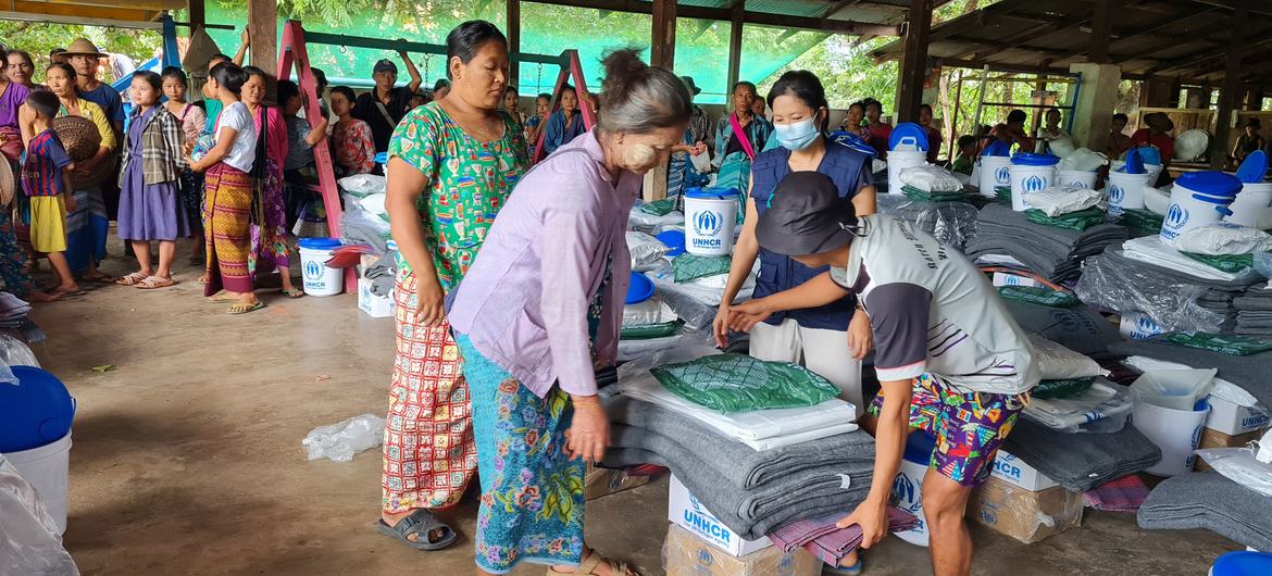 Des personnes déplacées reçoivent de l'aide dans le camp de Myaing Gyi Ngu, dans l'État de Kayin au Myanmar.