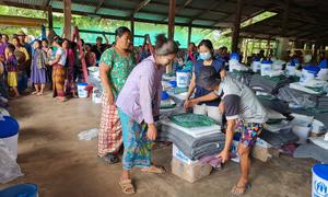 Des personnes déplacées reçoivent de l'aide dans le camp de Myaing Gyi Ngu, dans l'État de Kayin au Myanmar.