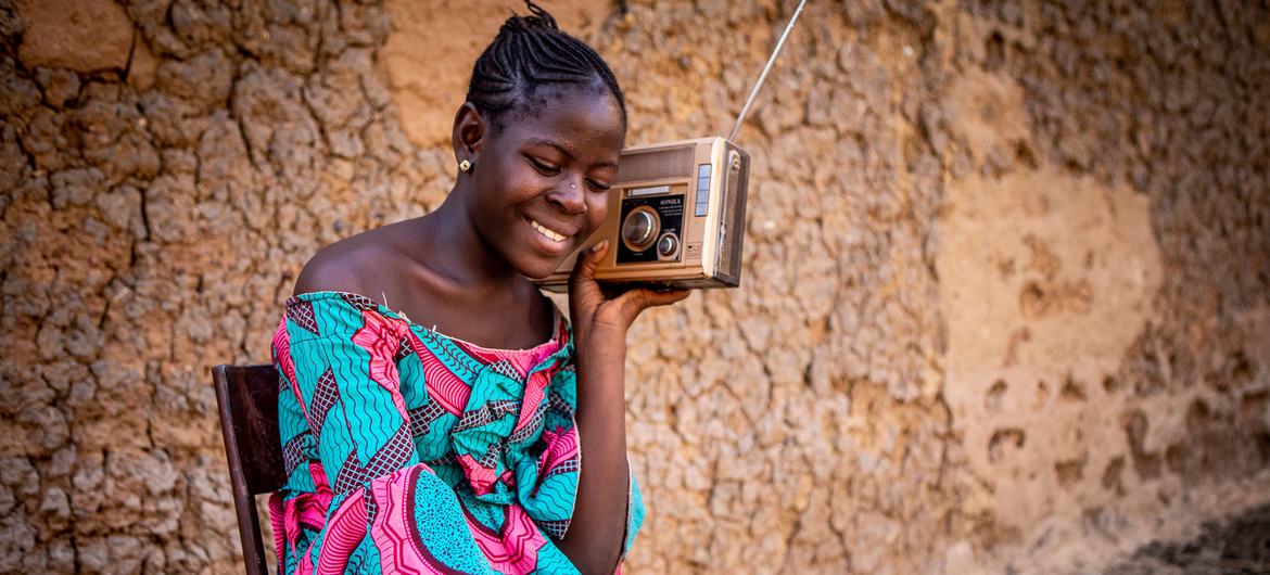 Seorang siswa kelas sembilan mengikuti pelajarannya di radio di Mali.