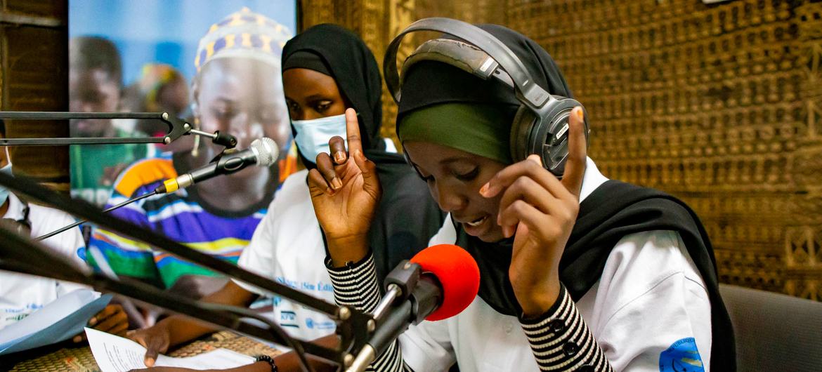 माली में टिम्बकटू की एक युवा पत्रकार, रेडियो जमाना पर एक सांध्य कालीन कार्यक्रम प्रस्तुत करते हुए.