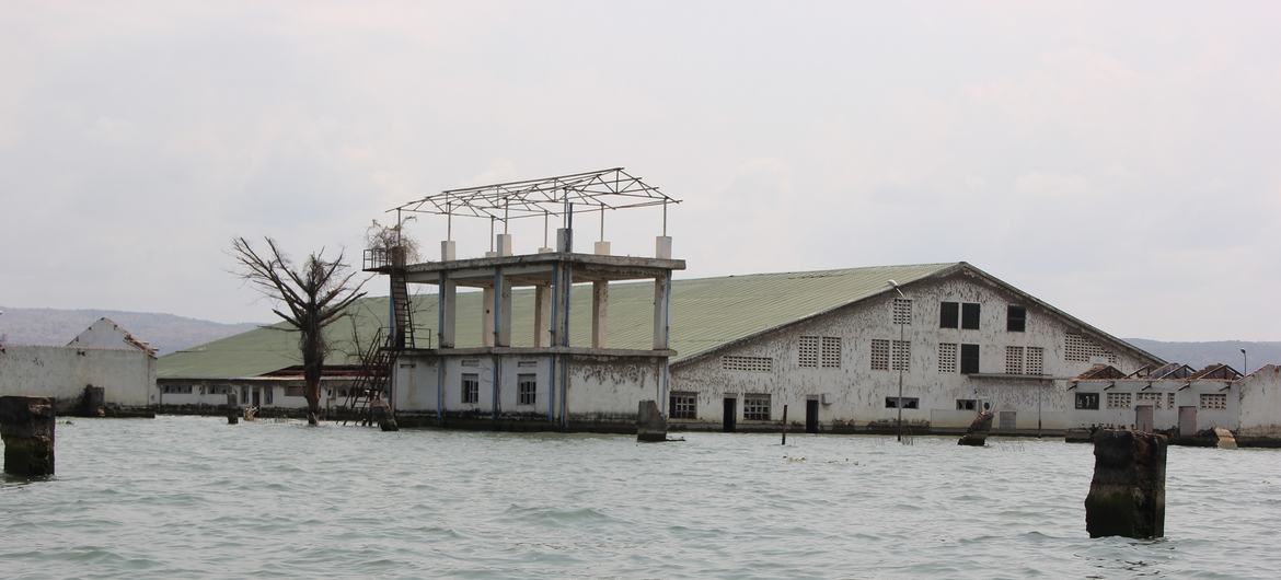 Il s'agit de l'usine de poisson de Butyaba en Ouganda, et elle a été fermée après avoir été immergée dans l'eau à cause de la montée des eaux du lac Albert.