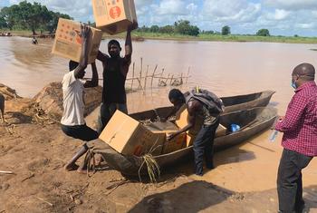 Após estradas terem sido destruídas com tempestade Ana, kits de ajuda chegaram de canoa até Zambezia. 