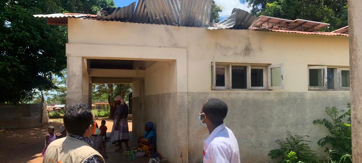 Strong winds damaged the roof of the maternity ward of the Alta Benfica Health Centre in Mocuba District, which flooded during the storm as a nurse helped one woman deliver triplets.