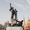 نصب الشهداء التذكاري في بيروت، لبنان، مع مسجد محمد الأمين في الخلفية.