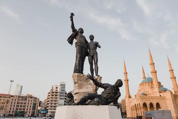 نصب الشهداء في العاصمة اللبنانية بيروت، ويظهر في الصورة أيضا مسجد محمد الأمين.