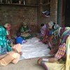 印度农村的这些自雇妇女学习如何进行基本的在线交易。