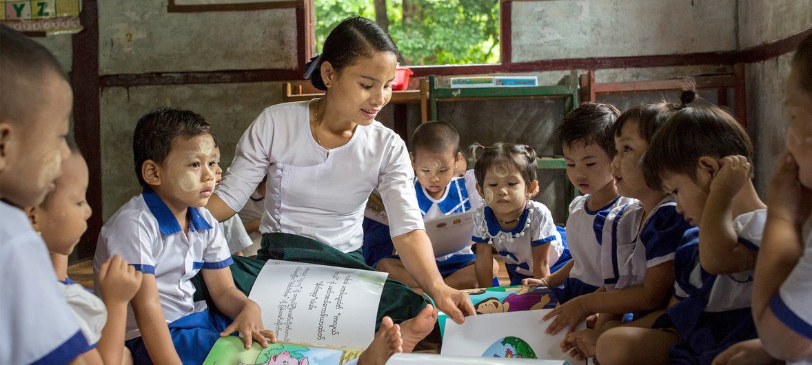 चीन के एक प्री-स्कूल में बच्चे पढ़ाई कर रहे हैं. 
