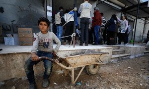 一名儿童在世界粮食计划署（WFP）位于叙利亚伊德利布南部农村总食品配送中心前等候。