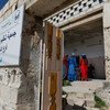 在叙利亚伊德利卜南部乡村，母亲和儿童在联合国儿童基金会支持运营的初级卫生保健和营养诊所等待诊治。