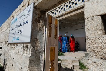 En Syrie, des mères et des enfants attendent une consultation dans un centre de soins et de nutrition soutenu par l'UNICEF dans le village d'Al-Juhman, dans le sud d'Idlib.