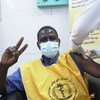सूडान में एक स्वास्थ्यकर्मी को टीका लगाया जा रहा है.
