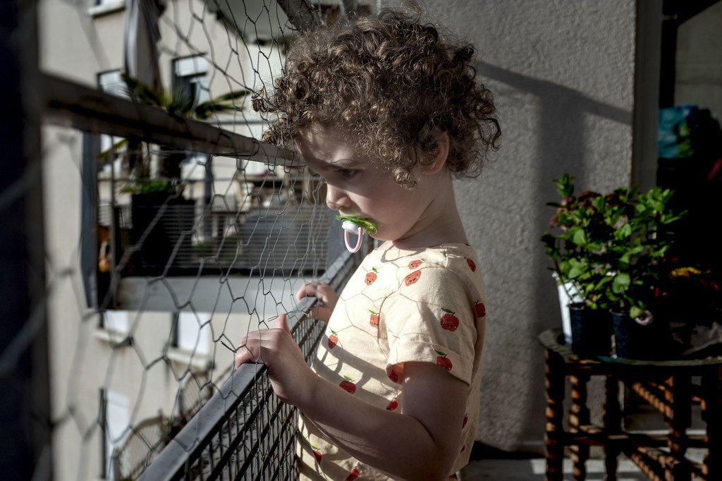 Una niña de tres años en su casa de Lyon, en Francia, durante el confinamiento por el COVID-19.