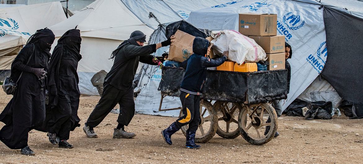 Anos de conflito deixaram famílias sírias sem casa e sem itens básicos. 