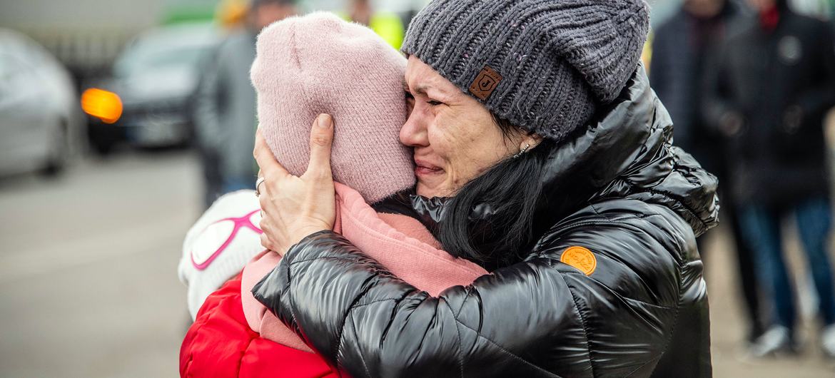 Женщина утешает своего ребенка  по прибытии в Бердище в Польше после пересечения границы с Украиной. 