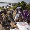 Des sacs de pois cassés sont transportés vers l'Etat de Jonglei via le Nil blanc au Soudan du Sud.