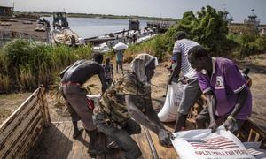 Msaada wa chakula ukisafirishwa hadi jimbo la Jonglei kupitia mto Nile nchini Sudan Kusini.